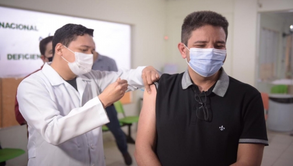 Gladson toma primeira dose da vacina anticovid em Rio Branco